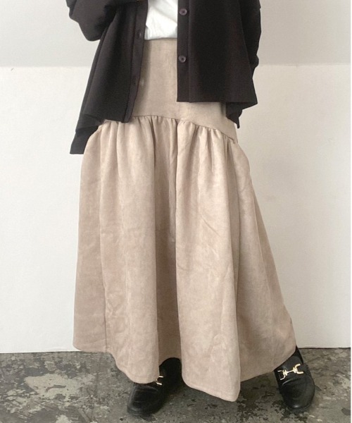 and it_(アンドイット)の「スエードポンチティアードスカート(スカート・レディース・アイボリー/スミクロ/グレイッシュベージュ・M)」の1枚目の写真