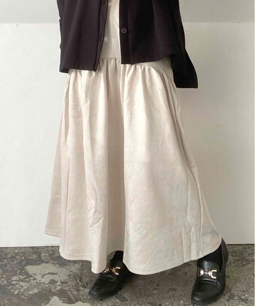and it_(アンドイット)の「スエードポンチティアードスカート(スカート・レディース・アイボリー/スミクロ/グレイッシュベージュ・M)」の2枚目の写真