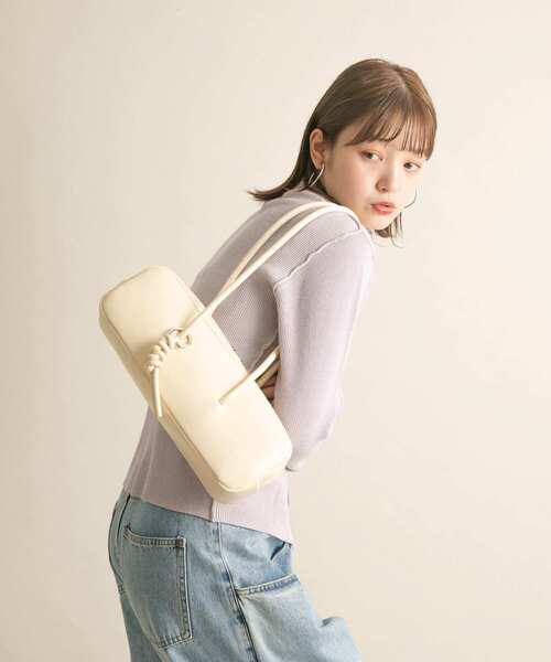 KBF（ケイビーエフ）の「チャーム付きロングショルダーBAG（ショルダーバッグ・レディース・レッド/アイボリー/ブラック・ONE）」の7枚目の写真