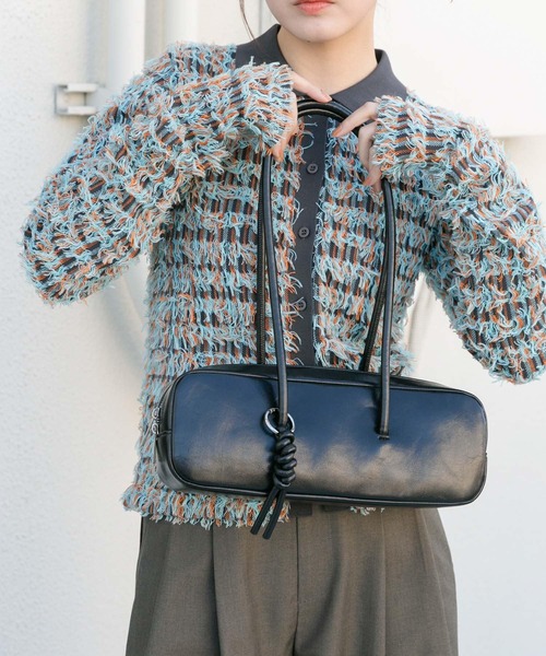 KBF（ケイビーエフ）の「チャーム付きロングショルダーBAG（ショルダーバッグ・レディース・レッド/アイボリー/ブラック・ONE）」の5枚目の写真