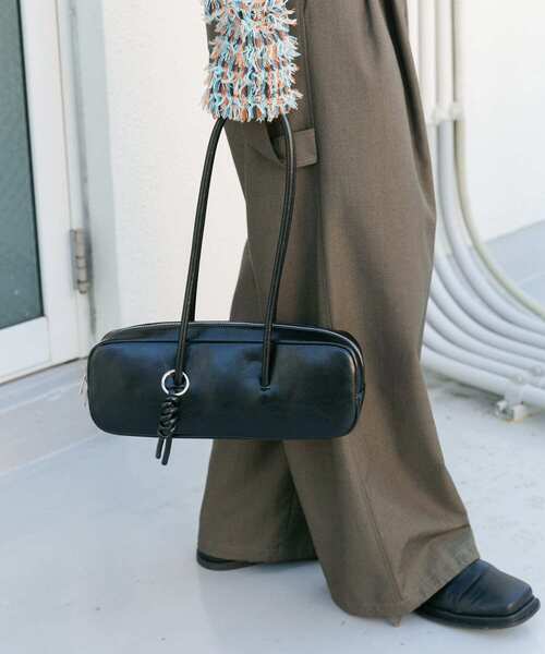 KBF（ケイビーエフ）の「チャーム付きロングショルダーBAG（ショルダーバッグ・レディース・レッド/アイボリー/ブラック・ONE）」の4枚目の写真