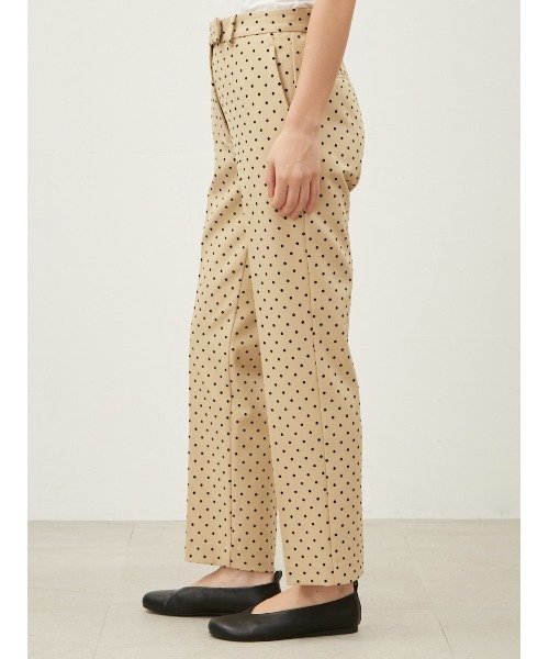 Mila Owen（ミラオーウェン）の「ドットセンタープレステーパードパンツ（スラックス・レディース・ベージュ/ブラック/ブルー・0/1/00）」の5枚目の写真