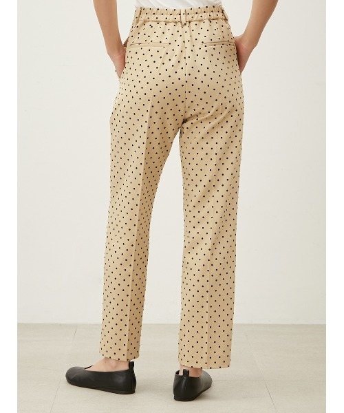 Mila Owen（ミラオーウェン）の「ドットセンタープレステーパードパンツ（スラックス・レディース・ベージュ/ブラック/ブルー・0/1/00）」の6枚目の写真