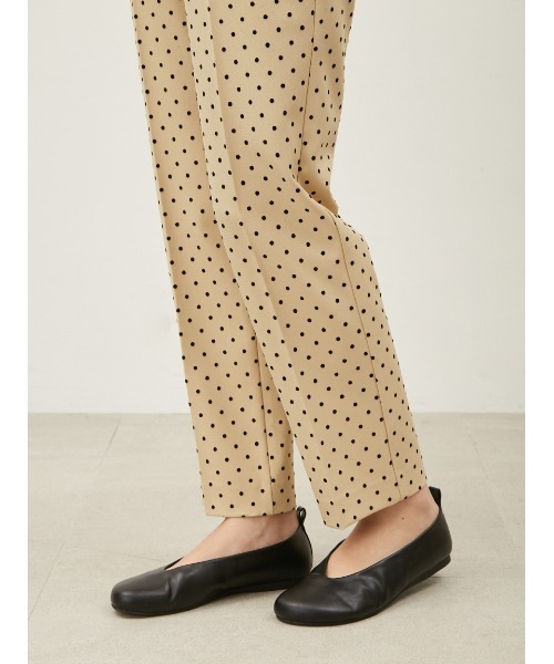 Mila Owen（ミラオーウェン）の「ドットセンタープレステーパードパンツ（スラックス・レディース・ベージュ/ブラック/ブルー・0/1/00）」の8枚目の写真