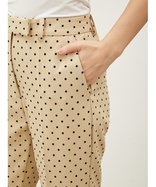 Mila Owen（ミラオーウェン）の「ドットセンタープレステーパードパンツ（スラックス・レディース・ベージュ/ブラック/ブルー・0/1/00）」の9枚目の写真