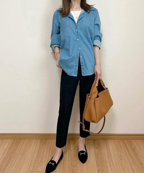 Belle Cie(ベルシー)の「テロンと落ち感 デニムシャツ レディース 長袖 羽織り トップス 体型カバー 薄手 とろみ ライトオンス 春(シャツ/ブラウス・レディース・ネイビー/ブルー・M/L/XL)」の9枚目の写真