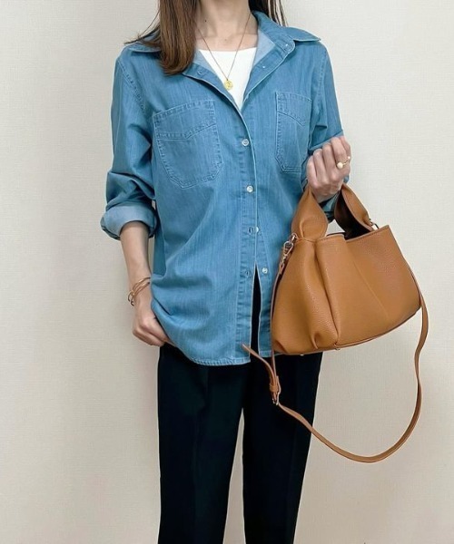 Belle Cie(ベルシー)の「テロンと落ち感 デニムシャツ レディース 長袖 羽織り トップス 体型カバー 薄手 とろみ ライトオンス 春(シャツ/ブラウス・レディース・ネイビー/ブルー・M/L/XL)」の10枚目の写真