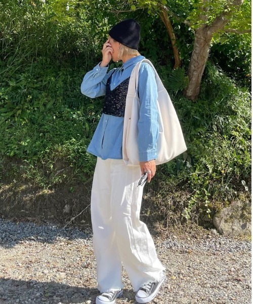 Belle Cie(ベルシー)の「テロンと落ち感 デニムシャツ レディース 長袖 羽織り トップス 体型カバー 薄手 とろみ ライトオンス 春(シャツ/ブラウス・レディース・ネイビー/ブルー・M/L/XL)」の14枚目の写真