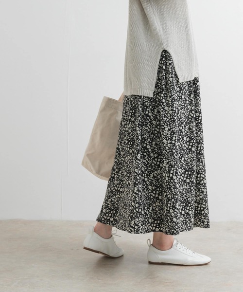 URBAN RESEARCH DOORS(アーバンリサーチドアーズ)の「フラワープリントスカート(スカート・レディース・ブラック/ブルー・MEDIUM)」の13枚目の写真