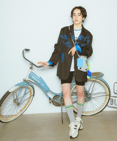 Three Four Time（ｽﾘｰﾌｫｰﾀｲﾑ）の「スプレーロゴプリントジャケット（テーラードジャケット・レディース・ブラック・FREE）」の4枚目の写真