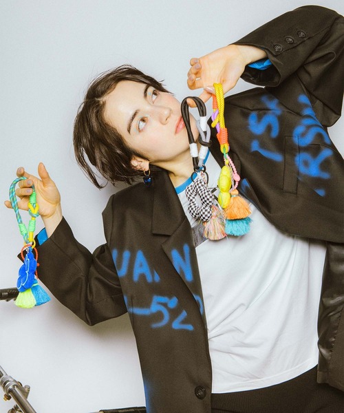 Three Four Time（ｽﾘｰﾌｫｰﾀｲﾑ）の「スプレーロゴプリントジャケット（テーラードジャケット・レディース・ブラック・FREE）」の5枚目の写真