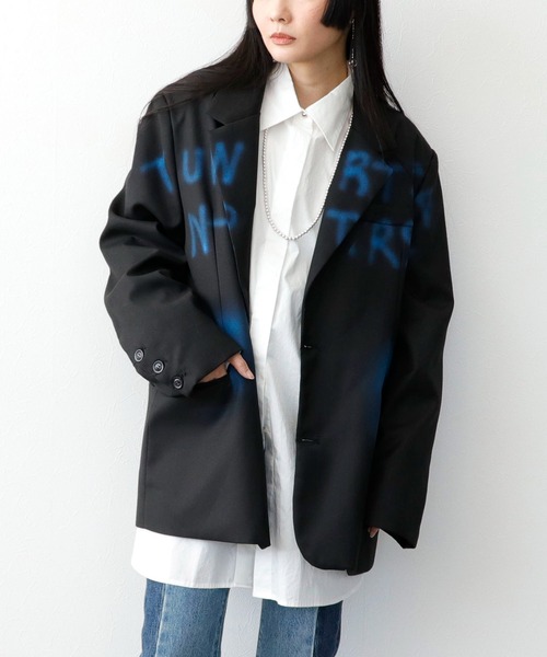 Three Four Time（ｽﾘｰﾌｫｰﾀｲﾑ）の「スプレーロゴプリントジャケット（テーラードジャケット・レディース・ブラック・FREE）」の7枚目の写真