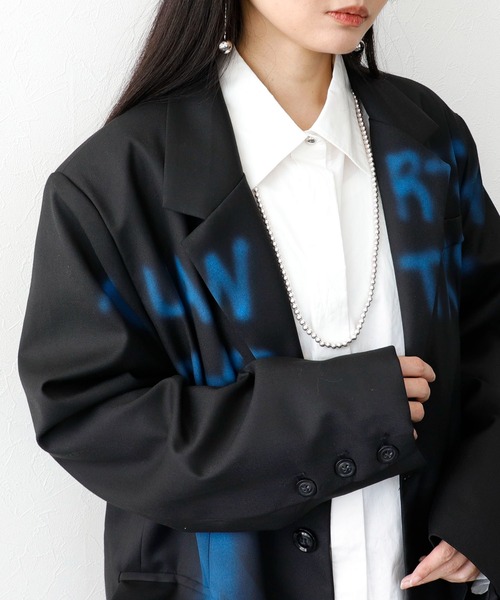 Three Four Time（ｽﾘｰﾌｫｰﾀｲﾑ）の「スプレーロゴプリントジャケット（テーラードジャケット・レディース・ブラック・FREE）」の9枚目の写真