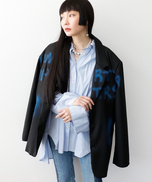 Three Four Time（ｽﾘｰﾌｫｰﾀｲﾑ）の「スプレーロゴプリントジャケット（テーラードジャケット・レディース・ブラック・FREE）」の6枚目の写真