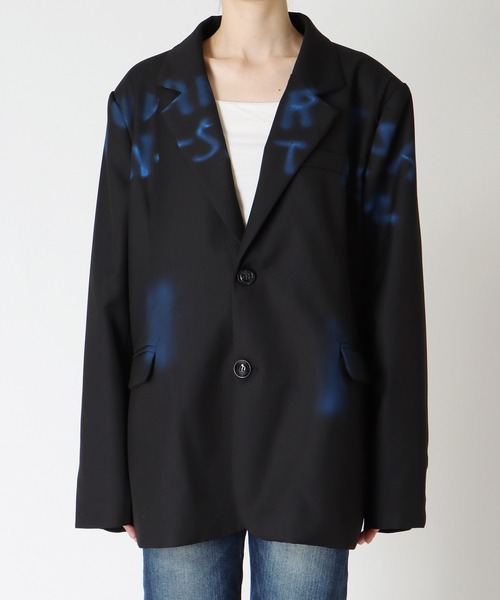 Three Four Time（ｽﾘｰﾌｫｰﾀｲﾑ）の「スプレーロゴプリントジャケット（テーラードジャケット・レディース・ブラック・FREE）」の11枚目の写真