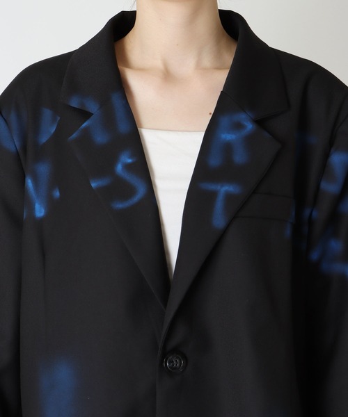 Three Four Time（ｽﾘｰﾌｫｰﾀｲﾑ）の「スプレーロゴプリントジャケット（テーラードジャケット・レディース・ブラック・FREE）」の14枚目の写真