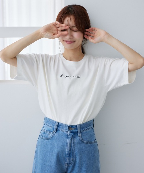 mysty woman（ミスティウーマン）の「【花盛友里さんコラボ】コラボフォトレギュラーTシャツ 493894（Tシャツ/カットソー・レディース・グリーン/ピンク/オフホワイト/ホワイト・FREE）」の3枚目の写真