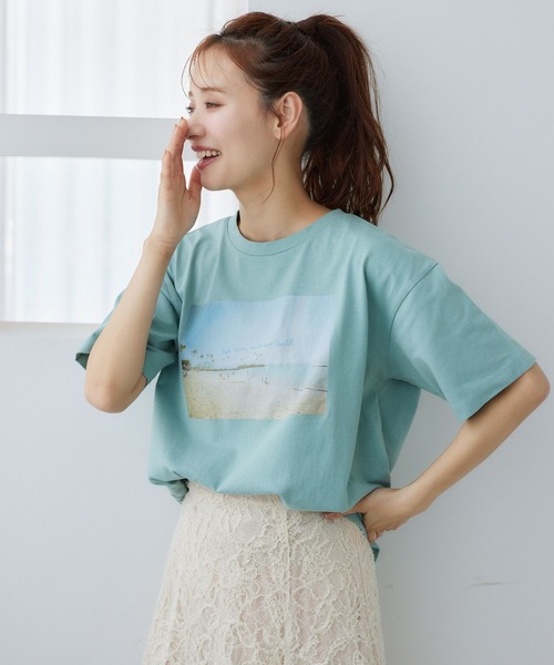 mysty woman（ミスティウーマン）の「【花盛友里さんコラボ】コラボフォトレギュラーTシャツ 493894（Tシャツ/カットソー・レディース・グリーン/ピンク/オフホワイト/ホワイト・FREE）」の4枚目の写真