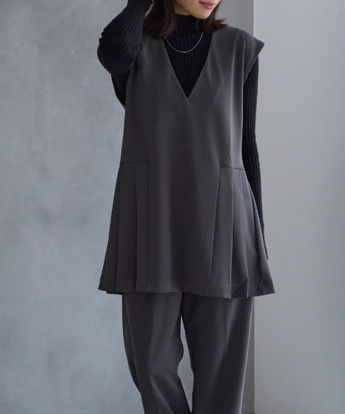 TRIANGLE PALETTE（トライアングルパレット）の「サイドプリーツデザインベスト / セットアップ対応（スーツベスト・レディース・グレー/アイボリー/ブラック・FREE）」の3枚目の写真