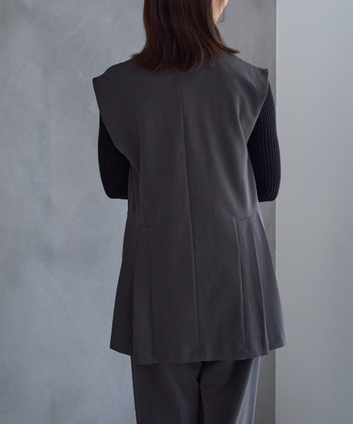 TRIANGLE PALETTE（トライアングルパレット）の「サイドプリーツデザインベスト / セットアップ対応（スーツベスト・レディース・グレー/アイボリー/ブラック・FREE）」の22枚目の写真