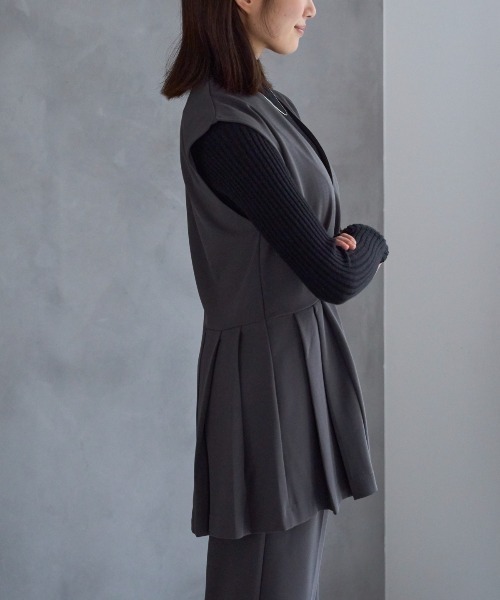 TRIANGLE PALETTE（トライアングルパレット）の「サイドプリーツデザインベスト / セットアップ対応（スーツベスト・レディース・グレー/アイボリー/ブラック・FREE）」の21枚目の写真