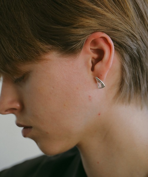 MANOF(マノフ)の「BYOKA×MANOF TRIANGLE PIERCE(ピアス(両耳用)・レディース・シルバー・FREE)」の2枚目の写真
