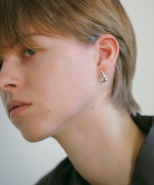 MANOF(マノフ)の「BYOKA×MANOF TRIANGLE PIERCE(ピアス(両耳用)・レディース・シルバー・FREE)」の3枚目の写真