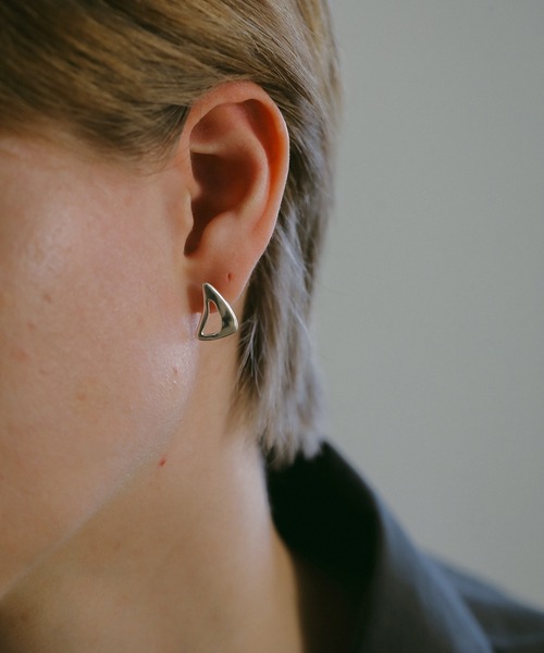MANOF(マノフ)の「BYOKA×MANOF TRIANGLE PIERCE(ピアス(両耳用)・レディース・シルバー・FREE)」の4枚目の写真
