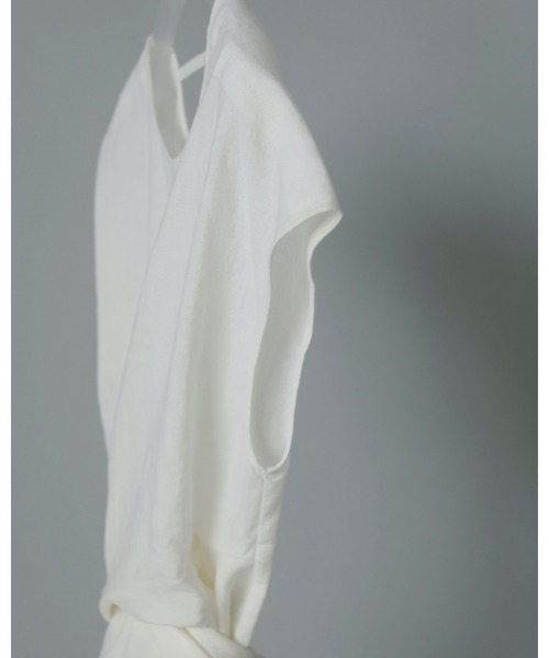 anuke（アンヌーク）の「Linen Cachecoeur Tops（Tシャツ/カットソー・レディース・ホワイト/ベージュ/ブラック・FREE）」の8枚目の写真