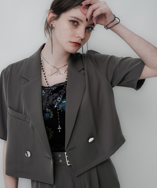 HARE(ハレ)の「トロミメタルボタンショートジャケット(HARE)(テーラードジャケット・レディース・ブルー/パープル/ブラック/ブラウン/グレー/チャコールグレー・FREE)」の2枚目の写真