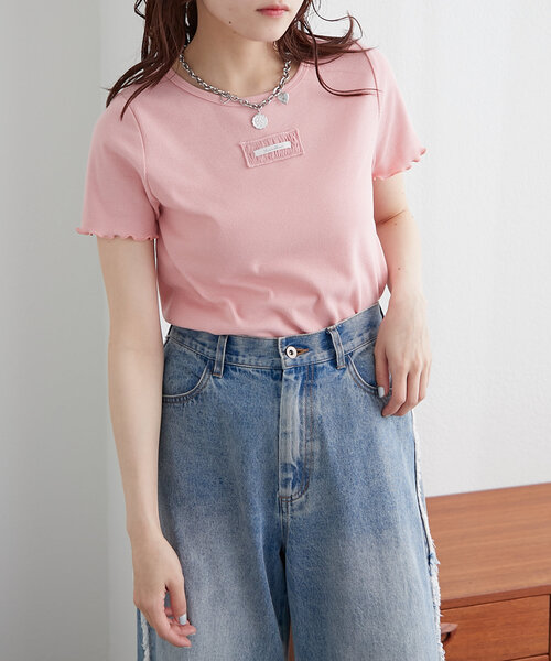 w closet（ダブルクローゼット）の「【5色展開】フリルネーム付きリブT（Tシャツ/カットソー・レディース・レッド/ピンク/サックスブルー/チャコールグレー/オフホワイト・FREE）」の4枚目の写真