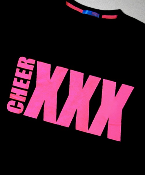 CHEER(チアー)の「XXXネオンカラーロゴプリントBIGTEE(Tシャツ/カットソー・レディース・ブラック×ピンク/ブラック×グリーン・S/M/L)」の4枚目の写真
