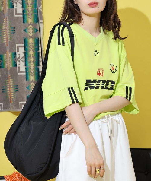 NERDY(ノルディ)の「スポーティ ジャージ 半袖 Tシャツ(Tシャツ/カットソー・メンズ・ブラック/グレー/グリーン/ホワイト・M/L/S)」の4枚目の写真