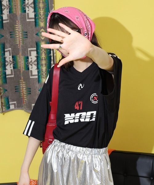 NERDY(ノルディ)の「スポーティ ジャージ 半袖 Tシャツ(Tシャツ/カットソー・メンズ・ブラック/グレー/グリーン/ホワイト・M/L/S)」の2枚目の写真