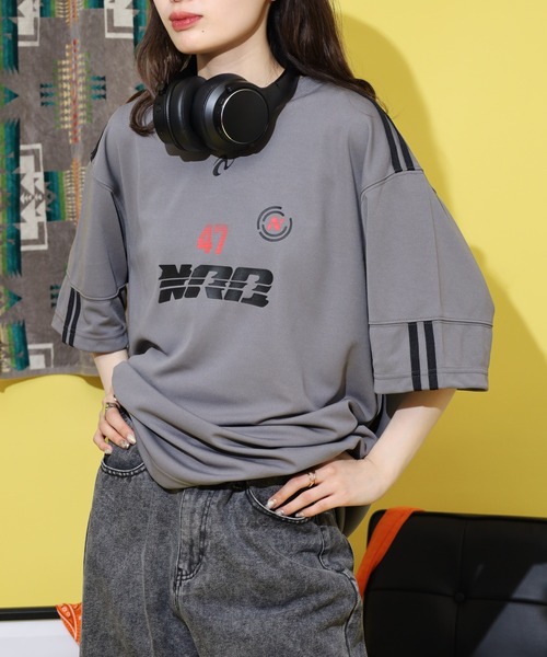 NERDY(ノルディ)の「スポーティ ジャージ 半袖 Tシャツ(Tシャツ/カットソー・メンズ・ブラック/グレー/グリーン/ホワイト・M/L/S)」の5枚目の写真