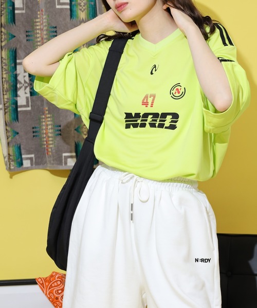 NERDY(ノルディ)の「スポーティ ジャージ 半袖 Tシャツ(Tシャツ/カットソー・メンズ・ブラック/グレー/グリーン/ホワイト・M/L/S)」の6枚目の写真