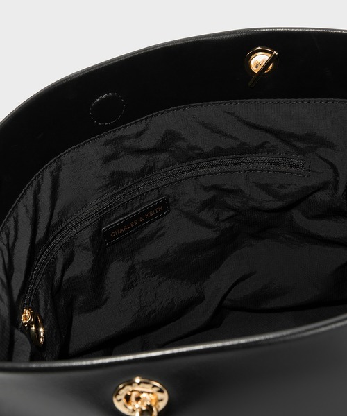 CHARLES & KEITH（チャールズ & キース）の「Arya アリア ブレイドストラップダブルハンドルトートバッグ（ショルダーバッグ・レディース・ブラック/クリーム/ダークブラウン系3・L）」の5枚目の写真