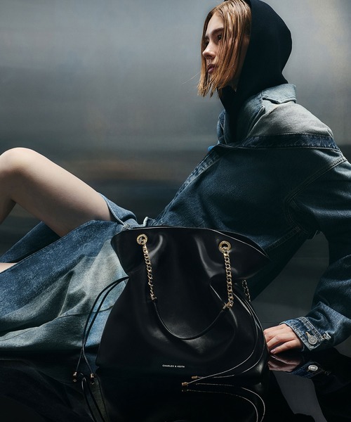 CHARLES & KEITH（チャールズ & キース）の「Arya アリア ブレイドストラップダブルハンドルトートバッグ（ショルダーバッグ・レディース・ブラック/クリーム/ダークブラウン系3・L）」の16枚目の写真