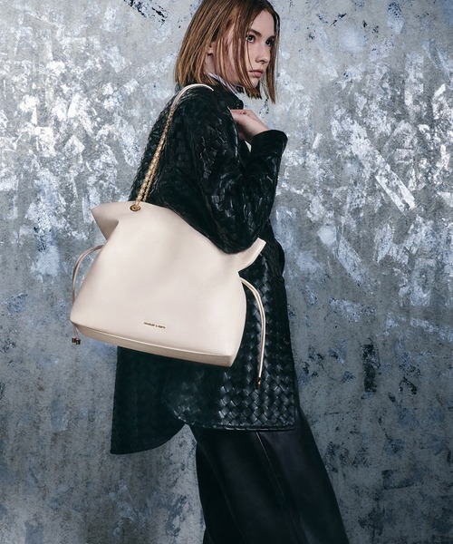 CHARLES & KEITH（チャールズ & キース）の「Arya アリア ブレイドストラップダブルハンドルトートバッグ（ショルダーバッグ・レディース・ブラック/クリーム/ダークブラウン系3・L）」の18枚目の写真