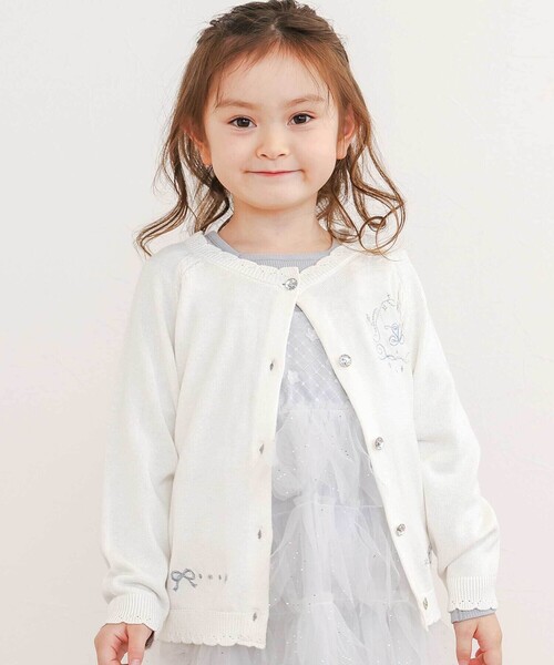 SLAP SLIP（スラップスリップ）の「ジュエル風ボタン縁スカラップニットカーディガン(90~130cm)（カーディガン/ボレロ・キッズ・レッド/オフホワイト・90cm/110cm/100cm/120cm/130cm）」の2枚目の写真