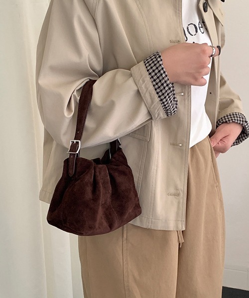 Chiina(チーナ)の「Chiina / がまぐちギャザーハンドバッグ(ハンドバッグ・レディース・レッド/ブラウン/ブラック・FREE)」の5枚目の写真