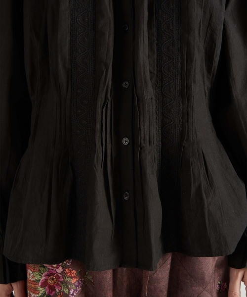 セール】【crinkle crinkle crinkle】rebuilt neck embroidery blouse