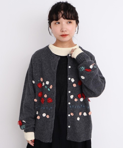 l'atelier du savon(アトリエドサボン)の「くるくるお花のゆるカーディガン(カーディガン/ボレロ・レディース・レッド/チャコールグレー/グレー・FREE)」の2枚目の写真