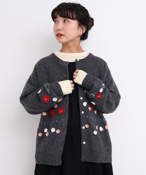 l'atelier du savon(アトリエドサボン)の「くるくるお花のゆるカーディガン(カーディガン/ボレロ・レディース・レッド/チャコールグレー/グレー・FREE)」の8枚目の写真