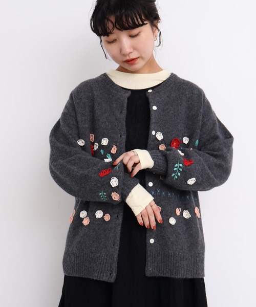 l'atelier du savon(アトリエドサボン)の「くるくるお花のゆるカーディガン(カーディガン/ボレロ・レディース・レッド/チャコールグレー/グレー・FREE)」の4枚目の写真