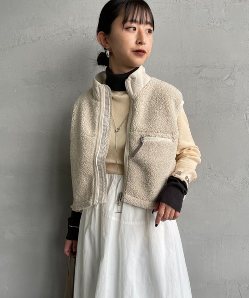 GYMPHLEX（ジムフレックス）の「[GYMPHLEX/ジムフレックス] COZY LIGHT ボアフリースショートベスト（ベスト・レディース・オフホワイト/レッド/ダークグレー・14）」の9枚目の写真