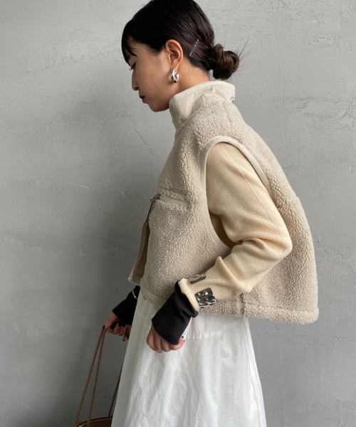 GYMPHLEX（ジムフレックス）の「[GYMPHLEX/ジムフレックス] COZY LIGHT ボアフリースショートベスト（ベスト・レディース・オフホワイト/レッド/ダークグレー・14）」の10枚目の写真