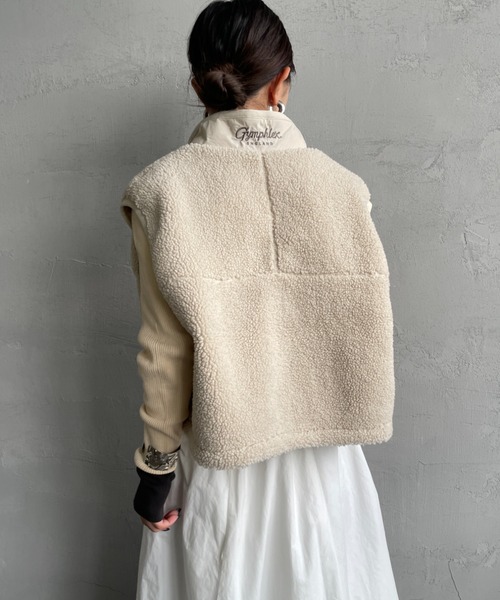 GYMPHLEX（ジムフレックス）の「[GYMPHLEX/ジムフレックス] COZY LIGHT ボアフリースショートベスト（ベスト・レディース・オフホワイト/レッド/ダークグレー・14）」の11枚目の写真