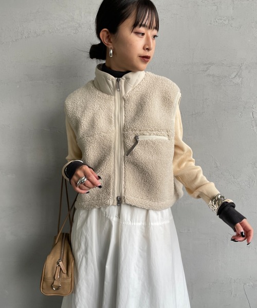 GYMPHLEX（ジムフレックス）の「[GYMPHLEX/ジムフレックス] COZY LIGHT ボアフリースショートベスト（ベスト・レディース・オフホワイト/レッド/ダークグレー・14）」の15枚目の写真