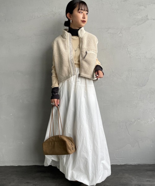 GYMPHLEX（ジムフレックス）の「[GYMPHLEX/ジムフレックス] COZY LIGHT ボアフリースショートベスト（ベスト・レディース・オフホワイト/レッド/ダークグレー・14）」の4枚目の写真